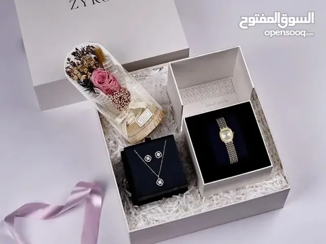 طقم هدية نسائية يتكون من ساعة واكسسوار وورد طبيعي دائم