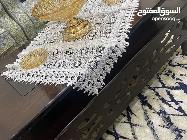 طاولة وسط مع طاولتين جانبيات