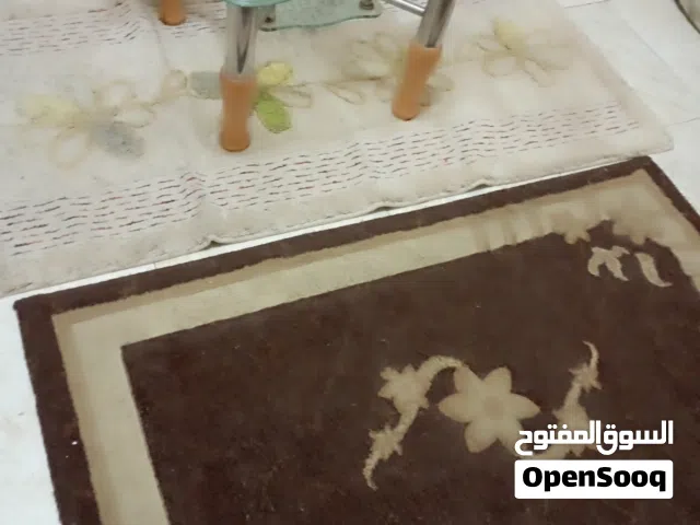 سجادتين ارض وميز زجاجي صغير للبيع