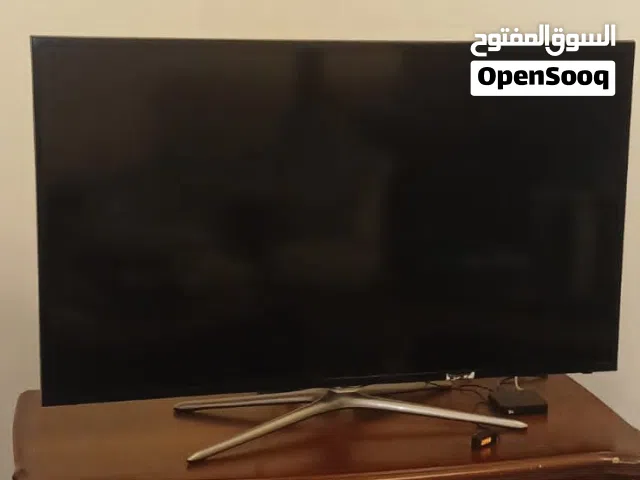 للبيع: تلفزيون سامسونج سمارت 45 بوصة مع طاولة.