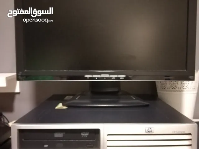 كمبيوتر مع شاشة دسك توب