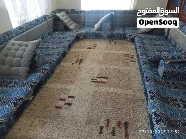 مكتبه ومجلس عربي وايضاً كرسي  اطفال خاص بالسياره