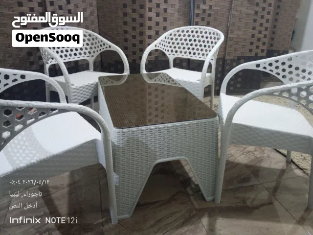 طاولة وكراسي خارجية