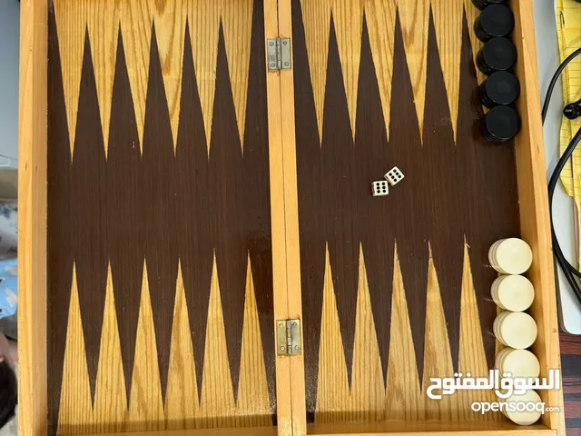 طاولة بحالة ممتازة للبيع