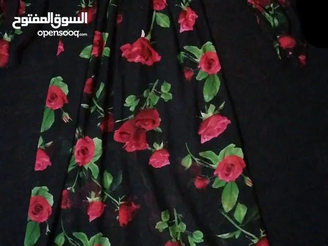 فتسان اسود و ضد زهور احمر.