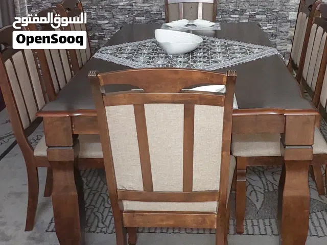 طاولة سفره خشب ماليزي حجم كبير مع 8 كراسي منجدين حاله ممتازه استعمال خفيف