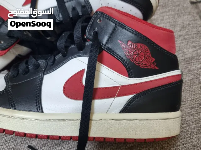 حذاء  Nike Air Jordan mid 1 بحاله ممتازه وسعر لقطه واصلي مقاس 40