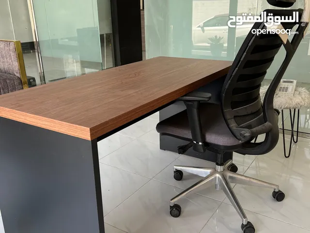طاولة مكتب وكرسي