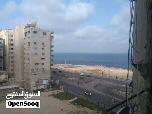 من المالك اول عقار متفرع للبحر مطبخ كامل وسط جميع الخدمات كل العدادات سيدي بشر بالفرش والتكيغات...