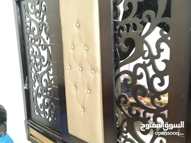 خزانة بنية مع كومودينة وشماعة