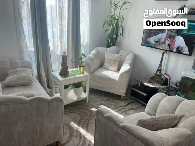 قنفات من  دار  فيصل كاكولي للاثاث طاوله مع كراسي