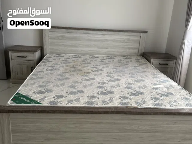 للبيع سرير نوم لشخصين مع الكبتات الجانبيه للسرير