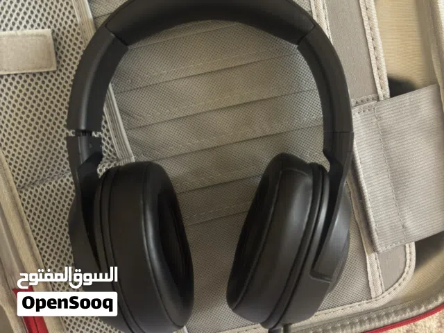 شنطة سوني 5 استعمال اسبوع مع سماعتين  رايزر وحده مع تعاون سوني والثاني لا  والثانيه فيه  قطع خفيف لا