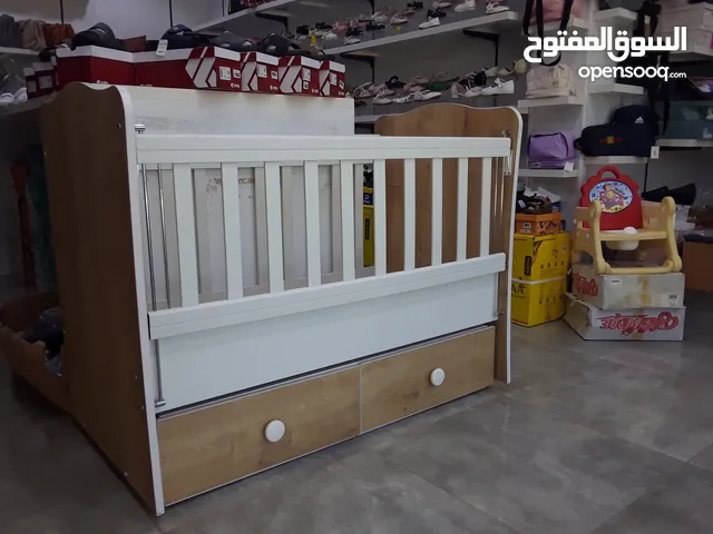 سلام عليكم استغلي فرصة التخفيض على سرير اطفال هزاز و درجين تركي تخفيض على اخر كميه سعر 550 دينار