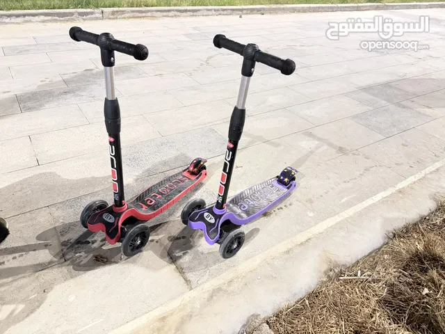 سكوترات عدد 2 مستعمل قليل مناسب من عمر 3 ال6 او 7 سنوات