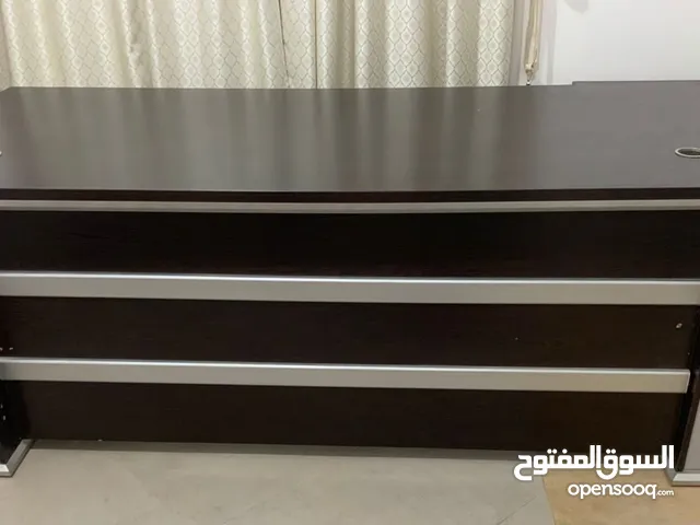 مكتب خشبي ممتاز مع رفوف بسعر مناسب تماما 60 ريال فقط