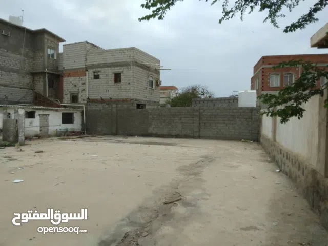 للبيع فله في البريقه في كود النمر  على كورنيش كود النمر مطله على البحر المساحه الكليه 1000 متر الدور