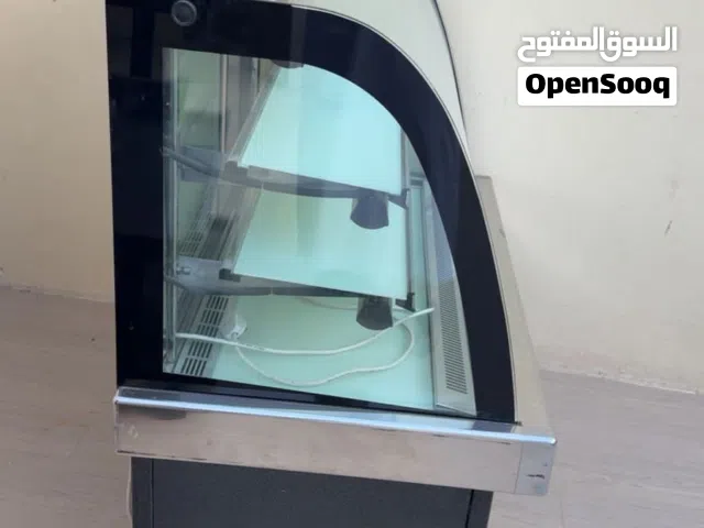 للبيع ثلاجة عرض كيك بحالة ممتازة