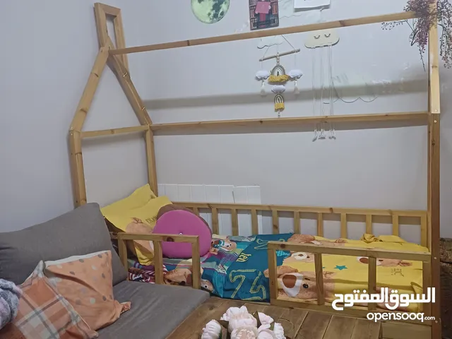 تخت مفرد قياس 190 ب 90 تفصيل خشب سويد للبيع بقيمة 70 قابل للتفاوض