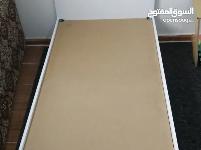 سرير خشبي اصلي تركي سعره 150 وقابل للنقاش السرير انظيف وربي يبارك ميشكي من شي طوله 200 وارتفاعه 30سم