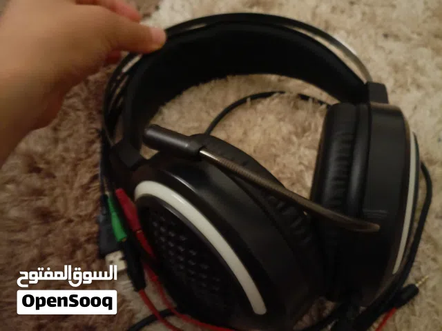 سماعه تشتخل على كل المنصاة