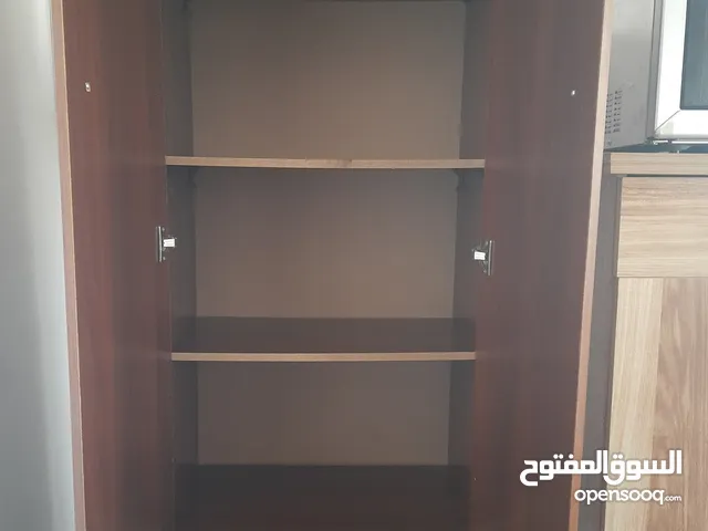 خزانة مونة وطاولة شاشة ومايكرويف وخزانة اخدية
