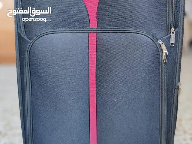 جنطة سفر كبيرة نسبيًا