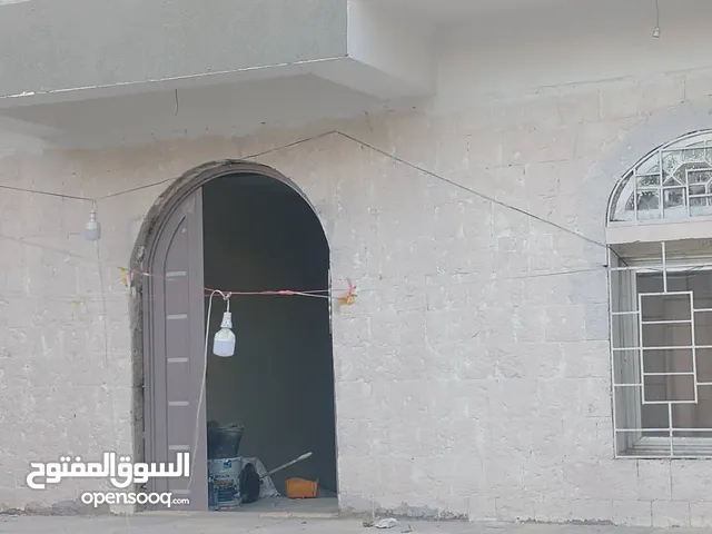 للايجار بيت دورين فله قديمه ب 200 الف معا حوش الزبيري عند مدرسه الكويت وقريب شارع الدفاع فيه 8 غرف
