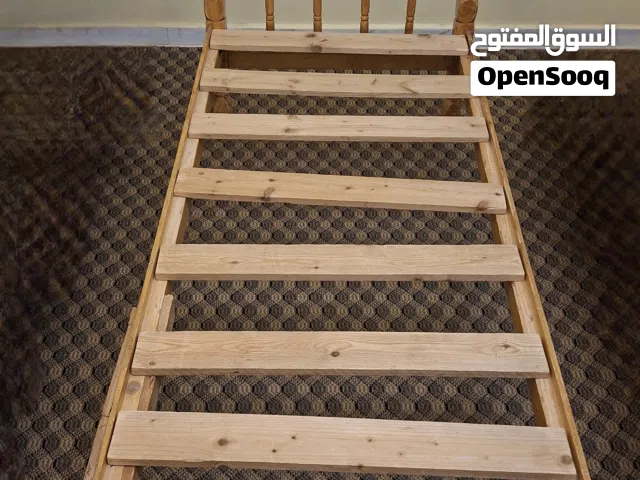 سرير للبيع استعمال نظيف المقاس 2.02×0.82