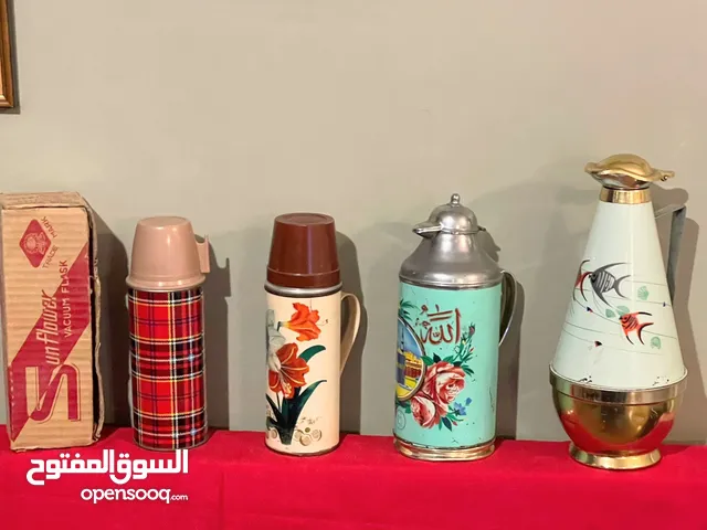 أغراض من الزمن الجميل. تيرموسات قهوة وشاي وتيبل لامبس.