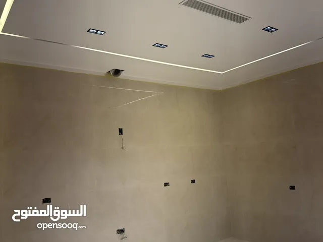 شقة تجاريه بتشطيب حديث بلمصعد ف سنتر لانشا تصلح لشركات ومكاتب