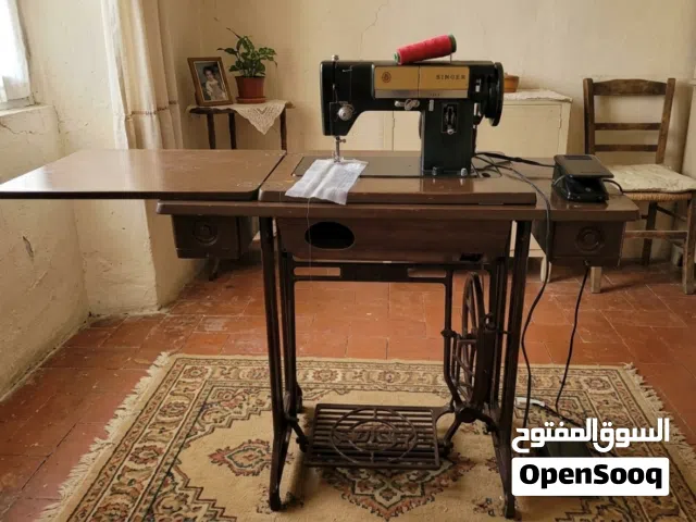ماكينة خياطة سنجر لا اصلية بتشتغل عل كهرباء المكينة بتشتغل بتعادل مكينة المصانع بشغل جبارة وزن 20 ك