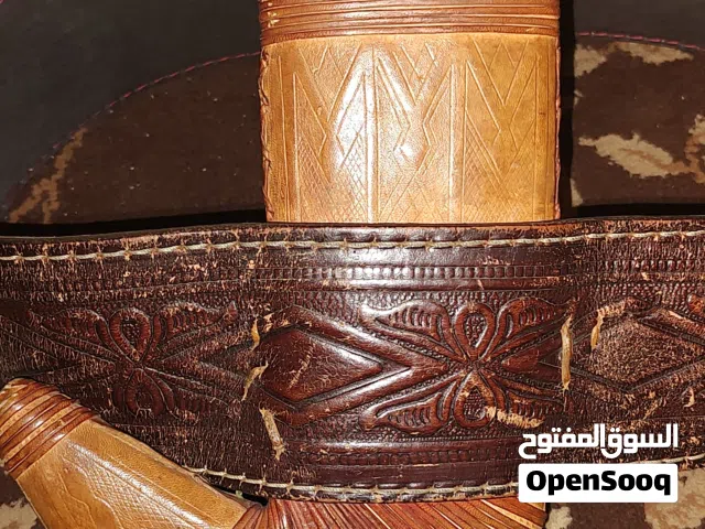 حزام جنبيه رجالي جلد قديم اصلي لون عنابي مع الجنبيه صيني شبيه الصيفياني للبيع ب35الف ريال يمني