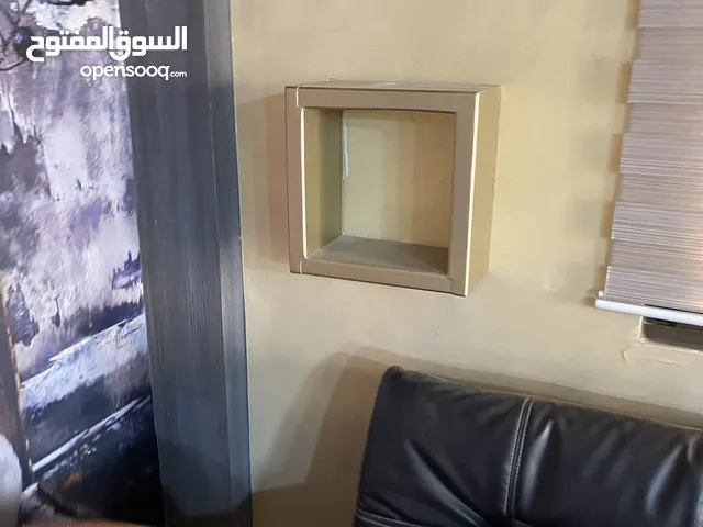 رفوف للبيع لون ذهبي خشب زان ثقيل جدا. تعال وشوف عدد 6 بسعر مغري قابل للتفاوض