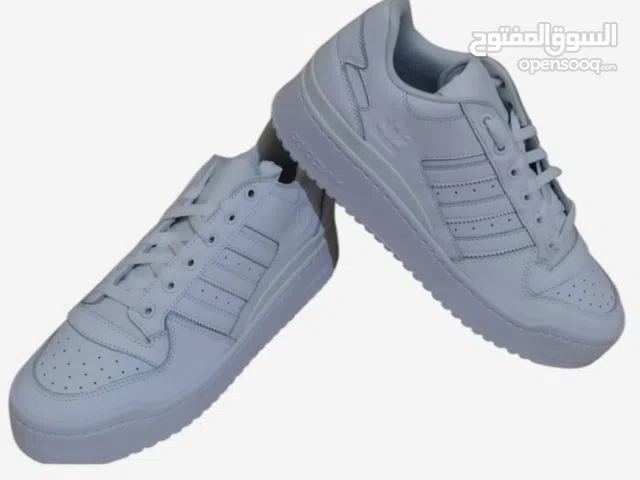 أحذية عصرية بجودة عالية راحة أناقة أسعار مناسبة موديلات حديثة للرجال والنساء جودة