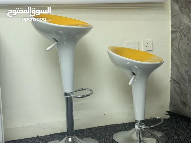 كرسي بار باللون الأصفر بتصميم عصري جذاب، ثابت ومريح، يضيف إشراقة وأناقة لأي زاوية في المكان وسعر حلو