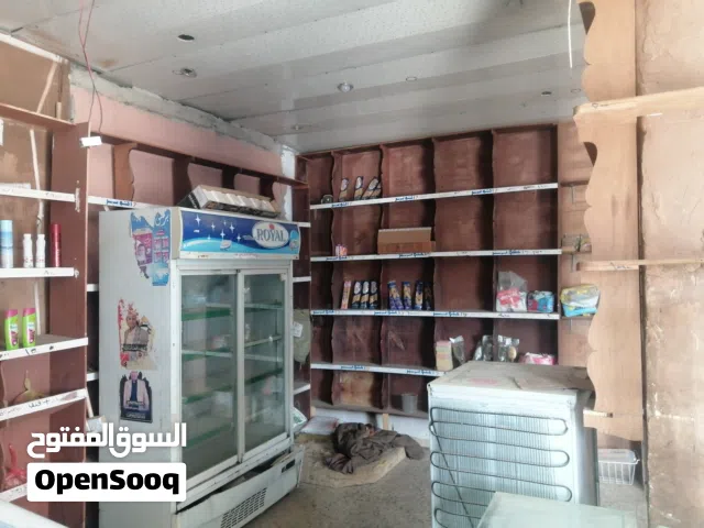 سوبر ماركت بقاله 3 فتحات ركنيه بكامل أدواتها بسعر مليون ريال