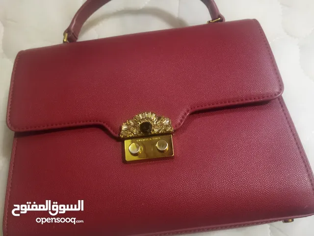 شنطة مستعملة مرة واحدة جلد اصلي مطلي باللون الاحمر الحجم مربع السعر 2000