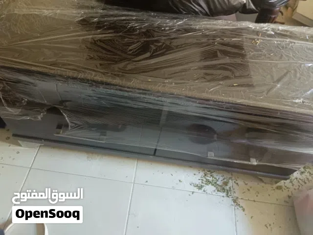 طاولة تلفزيون للبيع بسعر مميز