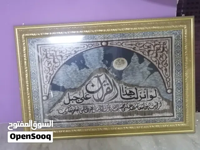 للبيع لوحة قماشية مطرزة باليد من النوادر مغلفة بزجاج وبرواز خشبي=ب50ريال