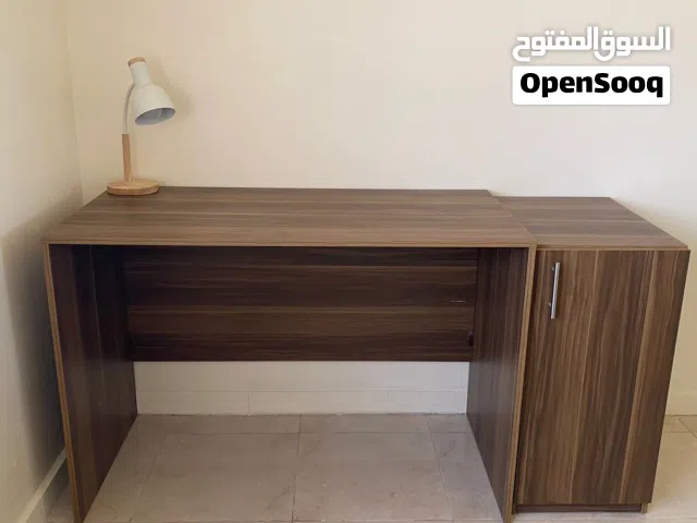 مكتب دراسي مع كرسي