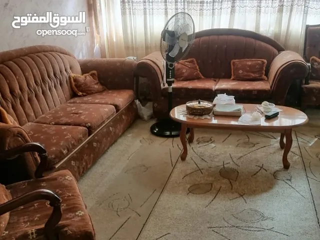 طقم كنب مستعمل 7مقاعد للبيع قابل للتفاوض بشيء بسيط ب 80 وتخت مفرد للبيع ب 20