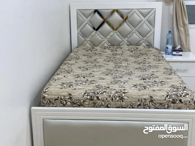 سرير نوم شخص