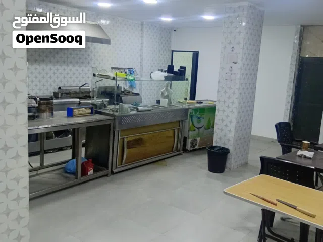 عدة مطعم فلافل وسناك للبيع بسعر حرق  العده كلها نظيفه واستعمال بسيط شبه جديده للتواصل