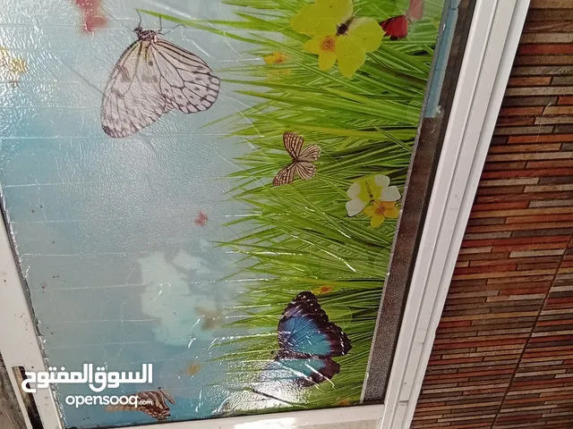 باب المنيوم وزجاج درفتين بحالة جيدة جدا