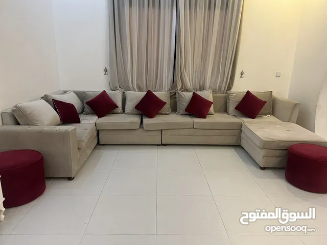 أثاث غرفة جلوس في حالة جيدة جدا باللون الرصاصي