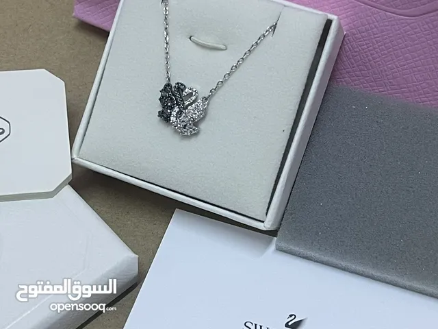 قلادة سواروفسكي الاصلية 100٪ مع دليل وضمان الاصل . اشهر قلادة تم تنزيلها بشكل البجعة. Swarovski
