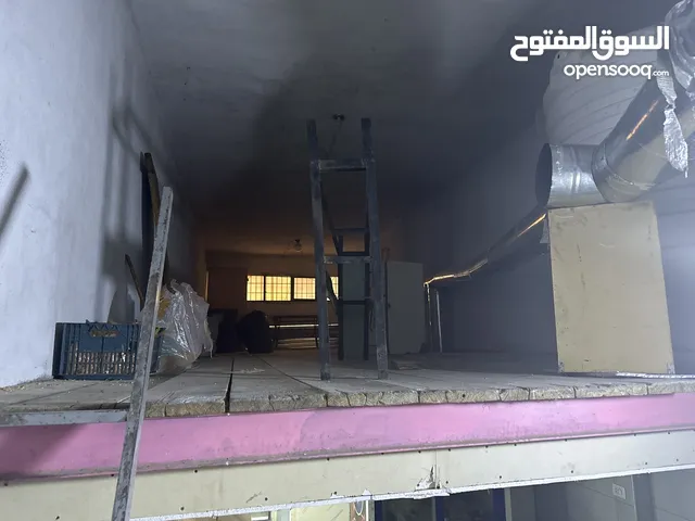 محل للبيع فارغ في موقع حيوي في منطقه الجويده مدخل إسكان الماليه بجانب مركز صحي وسجن الجويده