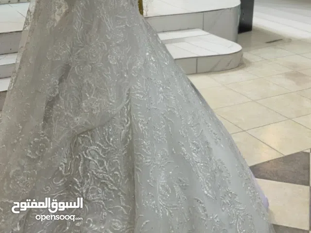 بدلة زفاف لون ابيض
