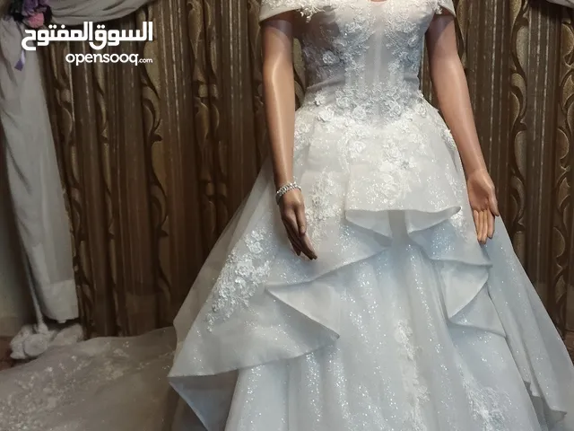فستان زفاف ابيض جديد للبيع بسعر مناسبب